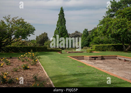 Johannesburg, Sud Africa, 22 ottobre, 2018. La dichiarazione di Johannesburg Giardino Botanico, un pubblico giardino di rose, è visibile su un parzialmente nuvoloso lunedì pomeriggio. È ancora a secco di Johannesburg, nonostante le recenti piogge. L'acqua scultorea caratteristiche sono in esecuzione sul vuoto, mentre rose e prati di questi giardini storici sono abbeverati. La città, insieme a gran parte del Sud Africa, è affetto da una prospettiva a lungo termine arretrato di guasti alle infrastrutture. Credito: Eva-Lotta Jansson/Alamy Live News Foto Stock