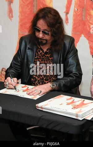 New York, NY, STATI UNITI D'AMERICA. Xix oct, 2018. Ace Frehley nel-l'aspetto del negozio per Ace Frehley firma per il nuovo album astronauta, Sam Ash Music Store, New York, NY Ottobre 19, 2018. Credito: Jason Mendez/Everett raccolta/Alamy Live News Foto Stock