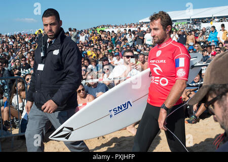 PENICHE, Portogallo - 20 ottobre 2018: Joan Duru andando al mare tra la folla di surf ventilatori durante il Mondiale di Surf del campionato 2018 MEO Rip Curl Pro Portogallo la concorrenza Foto Stock