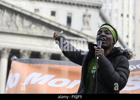 New York, Stati Uniti d'America, 22 ottobre, 2018. Patricia Okoumou punti verso il Tribunale federale dove ella è programmato per essere provato su Dic 17. Okoumo ha parlato a un rally contro la brutalità della polizia a Foley Square in Lower Manhattan. Essa è stata una delle decine di simili eventi programmati in città attraverso gli Stati Uniti per contrassegnare la ventitreesima edizione della Giornata nazionale di protesta per interrompere la polizia brutalità. Okoumou, un Congo nativo, sconfinamenti di volti e altri oneri dopo aver risalito il piedistallo della Statua della Libertà il 4 luglio 2018, per protestare contro il Trump le politiche di immigrazione. Credito: Joseph Reid/Alamy Live News Foto Stock