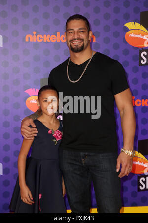 ***FILE FOTO*** WWE's Roman regna rivela la battaglia con la leucemia SANTA MONICA, CA - 19 Luglio: Regna romano, Joelle Anoa'i, a Nickelodeon's 2018 Kids' scelta Sports Awards a Barker Hangar di Santa Monica, in California, il 19 luglio 2018. Credito: Faye Sadou/MediaPunch Foto Stock