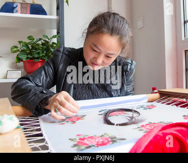 Dongtai, cinese della provincia di Jiangsu. 22 ottobre, 2018. Un artista locale fa opere di ricamo con i capelli in Dongtai, est cinese della provincia di Jiangsu, Ottobre 22, 2018. Credito: Xiang Zhonglin/Xinhua/Alamy Live News Foto Stock