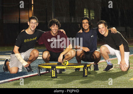 26 settembre 2018, US, Washington: Ben Dantowitz (22, giocatore professionista dal New Jersey, l-r), Esdra Dantowitz (25), Yiorgo Argyros (21) e Chris O'Mara (16) sono su un campo sportivo della scuola presso la George Washington University. Il Dantowitz fratelli sono state giocando spikeball fin dal 2015 e il treno più di quattro ore a settimana. In sport di tendenza Roundnet, meglio noto come spikeball, vi è un funzionario spikeball serie del torneo in USA con circa 30 fermate del tour. (A dpa " miscela di pallavolo e Squash: Lo sport di tendenza Spikeball' dal 23.10.2018) Foto: Magdalena Tröndle/dpa Foto Stock