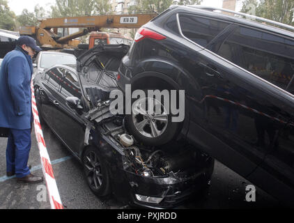 Ottobre 23, 2018 - Kiev, Ucraina - Le macchine danneggiate sono visti presso la scena di una larga scala di incidente stradale nel centro di Kiev, Ucraina, il 23 ottobre 2018. Circa 17 vetture è stato speronato e danneggiati dalla gru da camion con i non-i freni funzionanti,secondo dati preliminari,come i media locali hanno riferito. (Credito Immagine: © Serg Glovny/ZUMA filo) Foto Stock