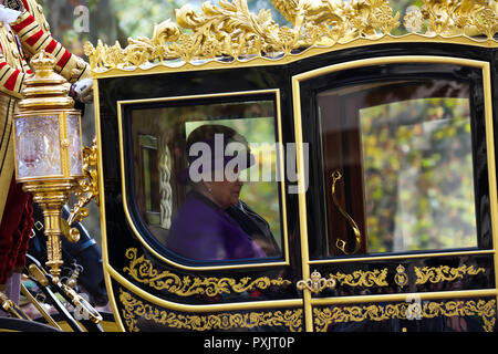 Londra, UK, 23 ottobre 2018,di Sua Maestà la Regina viaggi in un carrello di oro fino al centro commerciale durante l'olandese Royals, Willem-Alexander re e regina Máxima dei Paesi Bassi prima visita di Stato nel Regno Unito. Essi avranno il pranzo con Sua Maestà la Regina e durante la loro permanenza visiteremo HMS Belfast con l'olandese Offshore nave pattuglia, HNLMS Zeeland, ormeggiata accanto a. Un'altra visita sarà al pop di Brixton e infine un incontro con il Primo Ministro Theresa Maggio a Downing Street. Credito Larby Keith/Alamy Live News Foto Stock