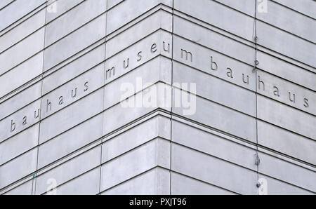 Weimar, Germania. 23 Ott, 2018. Sulla facciata del futuro Museo Bauhaus, che sarà inaugurato il prossimo anno, un volume di testo intitolato "Museo Bauhaus' può essere letto. Il giorno stesso della Turingia Cancelleria dello Stato e il Ministero dell'economia sarà presente lo stato di attività culturali e turistiche nonché la sua campagna per il Bauhaus 2019. Nel 1919 Walter Gropius fondò la leggendaria arte e architettura scuola di Weimar. Anche oggi la Bauhaus continua a ispirare architetti, designer e artisti di tutto il mondo. Credito: Martin Schutt/dpa-Zentralbild/dpa/Alamy Live News Foto Stock