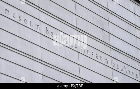 Weimar, Germania. 23 Ott, 2018. Sulla facciata del futuro Museo Bauhaus, che sarà inaugurato il prossimo anno, un volume di testo intitolato "Museo Bauhaus' può essere letto. Il giorno stesso della Turingia Cancelleria dello Stato e il Ministero dell'economia sarà presente lo stato di attività culturali e turistiche nonché la sua campagna per il Bauhaus 2019. Nel 1919 Walter Gropius fondò la leggendaria arte e architettura scuola di Weimar. Anche oggi la Bauhaus continua a ispirare architetti, designer e artisti di tutto il mondo. Credito: Martin Schutt/dpa-Zentralbild/dpa/Alamy Live News Foto Stock