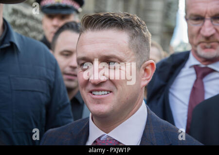 Londra REGNO UNITO 23 Ottobre 2018 di estrema destra polena Tommy Robinson, vero nome Stephen Yaxley-Lennon lascia la Old Bailey. Un giudice di ritentare ex-Difesa inglese leader di campionato Tommy Robinson per disprezzo della corte ha rinviato la causa al governo della parte superiore di un consulente giuridico. Foto Stock