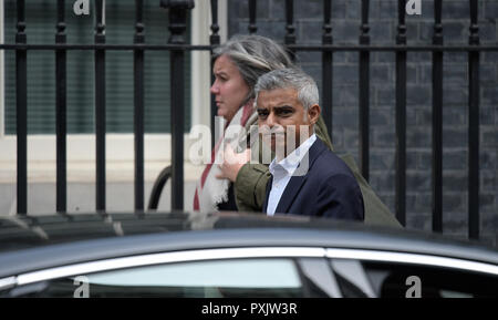 A Downing Street, Londra, Regno Unito. Il 23 ottobre 2018. Il sindaco di Londra Sadiq Khan arriva per una riunione a 11 Downing Street durante il lungo periodo di armadio settimanale incontro al n. 10. Credito: Malcolm Park/Alamy Live News. Foto Stock