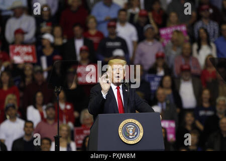 Houston, Stati Uniti d'America. 22 ottobre, 2018. Stati Uniti Presidente Donald Trump risolve un rally a Houston, negli Stati Uniti, su Ott. 22, 2018. Credito: canzone Qiong/Xinhua/Alamy Live News Foto Stock