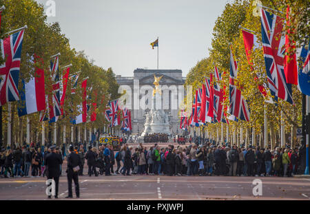 Il centro commerciale di Londra, Regno Unito. 23 ottobre, 2018. Il re e la Regina dei Paesi Bassi, accompagnato da della Regina e del principe Charles, sono scortati al Buckingham Palace dal sovrano di scorta, con due standard, fornito dalla famiglia di cavalleria reggimento montato in autunno sunshine. Il centro commerciale si riapre gradualmente come la processione giunge a Buckingham Palace. Credito: Malcolm Park/Alamy Live News. Foto Stock