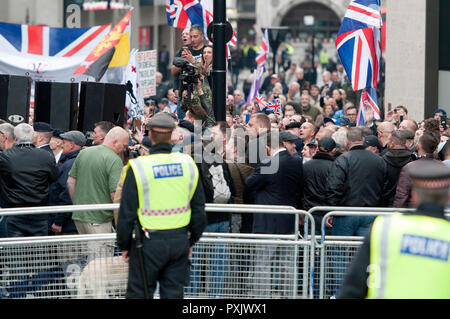 Londra, Regno Unito. 23 ott 2018. I sostenitori di Tommy Robinson raccolte al di fuori del Vecchio Bailey in attesa per il loro leader in arrivo. La destra leader, il cui vero nome è Stephen Yaxley-Lennon, è stato rilasciato nel mese di agosto in appello, in attesa di un rehearing presso la Old Bailey su presunti disprezzo della corte a Leeds. Pro e contro Tommy Robinson manifestanti radunati fuori il vecchio Bailey, mentre Yaxley-Lennon, aka Robinson ha parlato. Credito: SOPA Immagini limitata/Alamy Live News Foto Stock