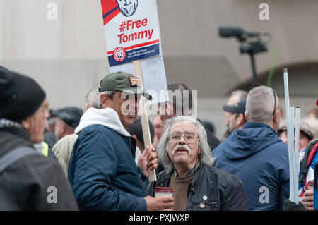 Londra, Regno Unito. 23 ott 2018. Sostenitore di Tommy Robinson visto tenendo un cartellone. La destra leader, il cui vero nome è Stephen Yaxley-Lennon, è stato rilasciato nel mese di agosto in appello, in attesa di un rehearing presso la Old Bailey su presunti disprezzo della corte a Leeds. Pro e contro Tommy Robinson manifestanti radunati fuori il vecchio Bailey, mentre Yaxley-Lennon, aka Robinson ha parlato. Credito: SOPA Immagini limitata/Alamy Live News Foto Stock