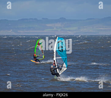 Gullane, East Lothian, Scozia, Regno Unito, 23 ott. 2018 UK meteo, 14 gradi con il sole e il vento di 44km/h e raffiche di 57 km/h, windsurfisti sono state approfittando delle condizioni di vento. Foto Stock