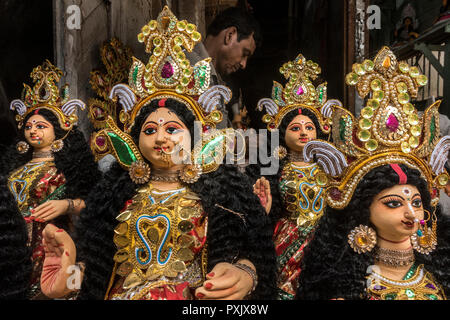 Kolkata. 23 Ott, 2018. Un artista dà tocco finale all'idolo di argilla della dea Lakshmi alla vigilia di Lakshmi Puja festival a Kumartuli in Kolkata, India su Ott. 23, 2018. Credito: Tumpa Mondal/Xinhua/Alamy Live News Foto Stock