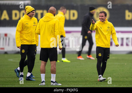 Dortmund, Germania. 23 Ott, 2018. Dortmund's Mario Götze (r) scherzi durante il corso di formazione con Lukasz Piszczek (l) e Ömer Toprak. BVB affronteranno Atletico Madrid sulla terza giornata del gruppo A di Champions League. Credito: Marius Becker/dpa/Alamy Live News Foto Stock