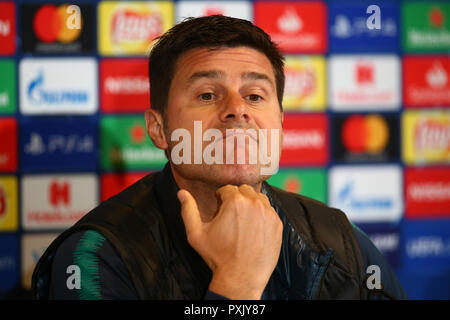 Eindhoven, Paesi Bassi. Ottobre 23. 2018 Tottenham Hotspur manager Mauricio Pochettino durante il Tottenham Hotspur conferenza stampa davanti alla UEFA Champions League gruppo B il match contro il Tottenham Hotspur alla Phillips stadium di Eindhoven, Paesi Bassi, il 23 Ottobre , 2018 Azione di Credito Foto Sport Credit: Azione Foto Sport/Alamy Live News Foto Stock