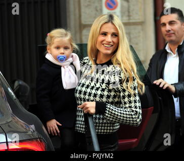 Milano, Michelle Hunziker e la figlia venuto fuori del ristorante Michelle Hunziker con poco Celeste nelle sue braccia, dopo aver pranzo lei lascia il ristorante e lei è stato portato a casa dal suo driver. Foto Stock