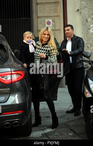 Milano, Michelle Hunziker e la figlia venuto fuori del ristorante Michelle Hunziker con poco Celeste nelle sue braccia, dopo aver pranzo lei lascia il ristorante e lei è stato portato a casa dal suo driver. Foto Stock