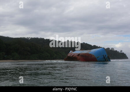 Pangandaran, West Java, Indonesia. 23 Ott, 2018. MV Viking Lagos barca che fu travolta dal governo indonesiano. è visto presso la spiaggia di Pangandaran. È un Norvegese Interpol fuggitivo che spesso ruba i pesci nel mare indonesiano. La MV Viking Lagos nave è stata fatta come un ''il Monumento della Resistenza contro la pesca illegale'', con il monumento nella speranza di diventare un nuovo polo di attrazione per i turisti. Credito: Adriana Adinandra SOPA/images/ZUMA filo/Alamy Live News Foto Stock