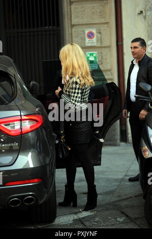 Milano, Michelle Hunziker e la figlia venuto fuori del ristorante Michelle Hunziker con poco Celeste nelle sue braccia, dopo aver pranzo lei lascia il ristorante e lei è stato portato a casa dal suo driver. Foto Stock