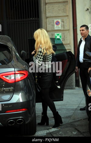 Milano, Michelle Hunziker e la figlia venuto fuori del ristorante Michelle Hunziker con poco Celeste nelle sue braccia, dopo aver pranzo lei lascia il ristorante e lei è stato portato a casa dal suo driver. Foto Stock