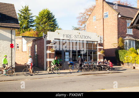 I ciclisti arrestato per cibi e bevande presso la vecchia stazione di fuoco cafe a Malpas Cheshire durante un fine settimana in bicicletta Foto Stock