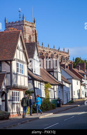 La South Cheshire città mercato di Malpas con in bianco e nero la metà case con travi di legno e gli edifici con St Oswald la chiesa parrocchiale in background Foto Stock