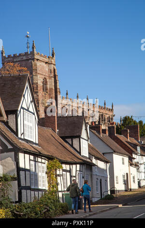 La South Cheshire città mercato di Malpas con in bianco e nero la metà case con travi di legno e gli edifici con St Oswald la chiesa parrocchiale in background Foto Stock