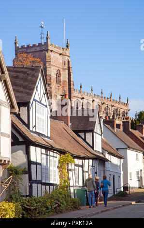 La South Cheshire città mercato di Malpas con in bianco e nero la metà case con travi di legno e gli edifici con St Oswald la chiesa parrocchiale in background Foto Stock