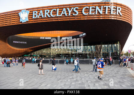 La Barclays Center di Brooklyn, è un multi purpose indoor arena. L'arena ospita la pallacanestro e hockey su ghiaccio tra gli altri eventi di intrattenimento. Foto Stock