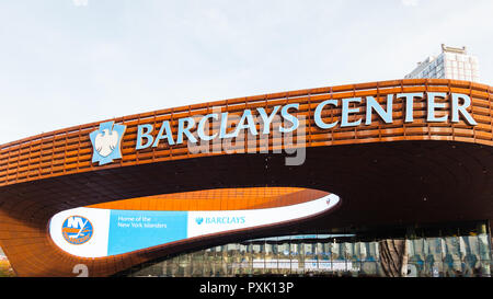 La Barclays Center di Brooklyn, è un multi purpose indoor arena. L'arena ospita la pallacanestro e hockey su ghiaccio tra gli altri eventi di intrattenimento. Foto Stock