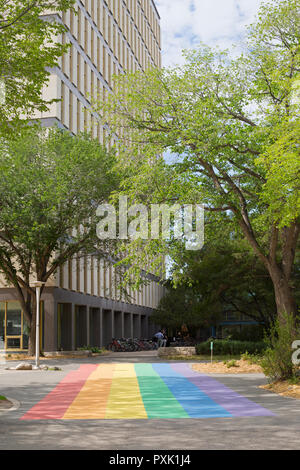 Università di Saskatchewan campus con bandiera arcobaleno dipinto su crosswalk all'ingresso del Arts Building Foto Stock