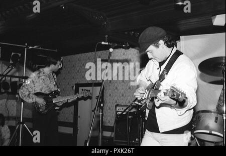 Dan Treacy e Jowe testa del post-punk band personaggi televisivi effettuando in corrispondenza di Esquires, Bedford, Regno Unito, nel 1990. Foto Stock