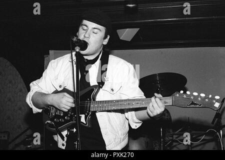 Dan Treacy, cantante e chitarrista di post-punk band personaggi televisivi effettuando in corrispondenza di Esquires, Bedford, Regno Unito, nel 1990. Foto Stock