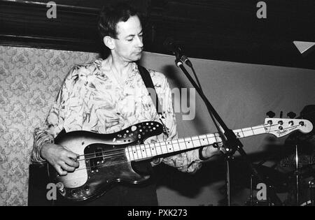 Testa Jowe, bassista chitarrista di post-punk band personaggi televisivi effettuando in corrispondenza di Esquires, Bedford, Regno Unito, nel 1990. Foto Stock