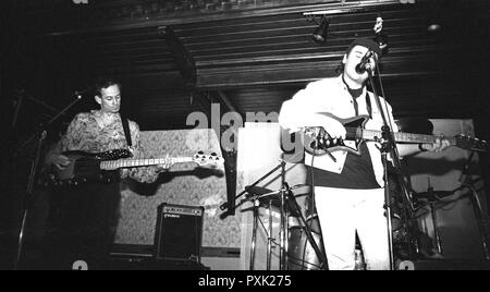 Dan Treacy e Jowe testa del post-punk band personaggi televisivi effettuando in corrispondenza di Esquires, Bedford, Regno Unito, nel 1990. Foto Stock