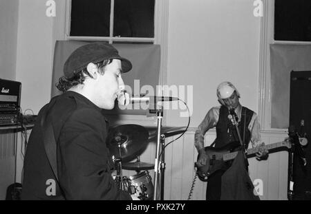 DaN Treacy e Jowe Head of post-punk band personalità televisive che si esibiscono presso The Horse and Groom, Bedford, Regno Unito, 17 ottobre 1987. Foto Stock