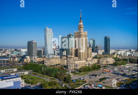 Warszawa Centrum, vista del cuore della capitale della Polonia, con la Neomodern Guglia di Varsavia e il russo Weding stile torta soc-realista del palazzo Foto Stock
