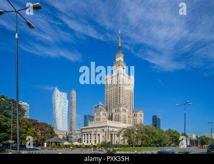 Il SOC-realista russo torta di nozze stile palazzo della cultura e della scienza con theZłota 44 grattacielo incombente in background, Varsavia, Polonia Foto Stock