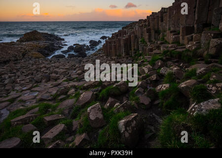 Paesaggio intorno al Giant's Causeway, un sito patrimonio mondiale dell'UNESCO.It è situato nella contea di Antrim sulla costa nord dell'Irlanda del Nord, Regno Unito. Foto Stock