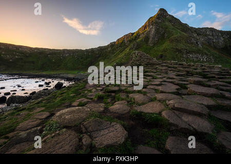 Paesaggio intorno al Giant's Causeway, un sito patrimonio mondiale dell'UNESCO.It è situato nella contea di Antrim sulla costa nord dell'Irlanda del Nord, Regno Unito. Foto Stock