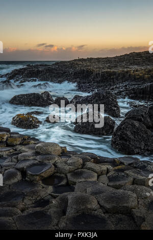 Paesaggio intorno al Giant's Causeway, un sito patrimonio mondiale dell'UNESCO.It è situato nella contea di Antrim sulla costa nord dell'Irlanda del Nord, Regno Unito. Foto Stock