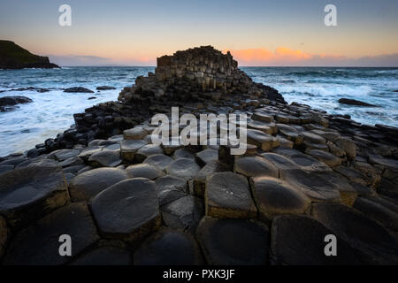 Paesaggio intorno al Giant's Causeway, un sito patrimonio mondiale dell'UNESCO.It è situato nella contea di Antrim sulla costa nord dell'Irlanda del Nord, Regno Unito. Foto Stock