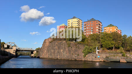 Ponte Danvik accanto a una collina con alloggiamento di edifici nelle vicinanze Saltsjökvarn, Stoccolma, Svezia Foto Stock