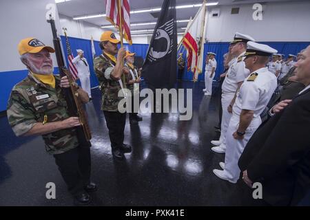 PORT HUENEME, California (31 maggio 2017) Vietnam Veterans della Contea di Ventura membri presenti colori alla cerimonia di denominazione del Port Hueneme post office in onore di U.S. Costruzione navale battaglione "Seabees" eroi caduti. Il disegno di legge la ridenominazione del post office è stato introdotto dagli Stati Uniti Sost. Julia Brownley, cui distretto comprende la base navale contea di Ventura e firmato in legge del 16 dicembre, 2016. La Seabees sono stati creati su Marzo 5, 1942, e 2017 segna il settantacinquesimo anniversario della forza. Foto Stock
