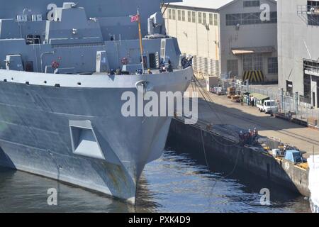 SASEBO, Giappone (2 giugno 2017) i marinai a bordo di trasporto anfibio USS dock Green Bay (LPD 20) tirare in linee di ormeggio dal molo presso le attività della flotta Sasebo, il Giappone come la nave si allontana su una pattuglia di routine. Green Bay opererà nel Indo-Asia-regione del Pacifico per rafforzare le partnership e di essere una pronta risposta in vigore per qualsiasi tipo di emergenza. Foto Stock