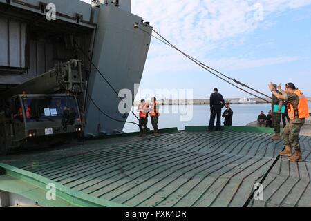 EL CAMINO ESPANOL, nave spagnola arrivo a Alexandroupolis mare- Port-Greece. Greco le forze armate hanno contribuito insieme con la polizia locale e il mare-autorità portuali garantendo la sicurezza e il buon lo sbarco degli spagnoli veicoli militari e camion, il 01 giugno, 2017. Foto Stock