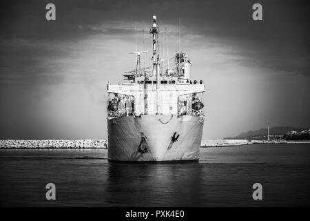 EL CAMINO ESPANOL, nave spagnola arrivo a Alexandroupolis mare- Port-Greece. Greco le forze armate hanno contribuito insieme con la polizia locale e il mare-autorità portuali garantendo la sicurezza e il buon lo sbarco degli spagnoli veicoli militari e camion, il 01 giugno, 2017. Foto Stock