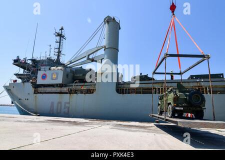 EL CAMINO ESPANOL, nave spagnola arrivo a Alexandroupolis mare- Port-Greece. Greco le forze armate hanno contribuito insieme con la polizia locale e il mare-autorità portuali garantendo la sicurezza e il buon lo sbarco degli spagnoli veicoli militari e camion, il 01 giugno, 2017. Foto Stock